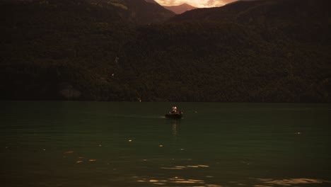 Boot-See-Roter-Himmel-Schweiz-Berge-Surreal