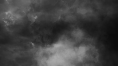 Gewitter,-Die-In-Grauen-Wolken-Auftreten