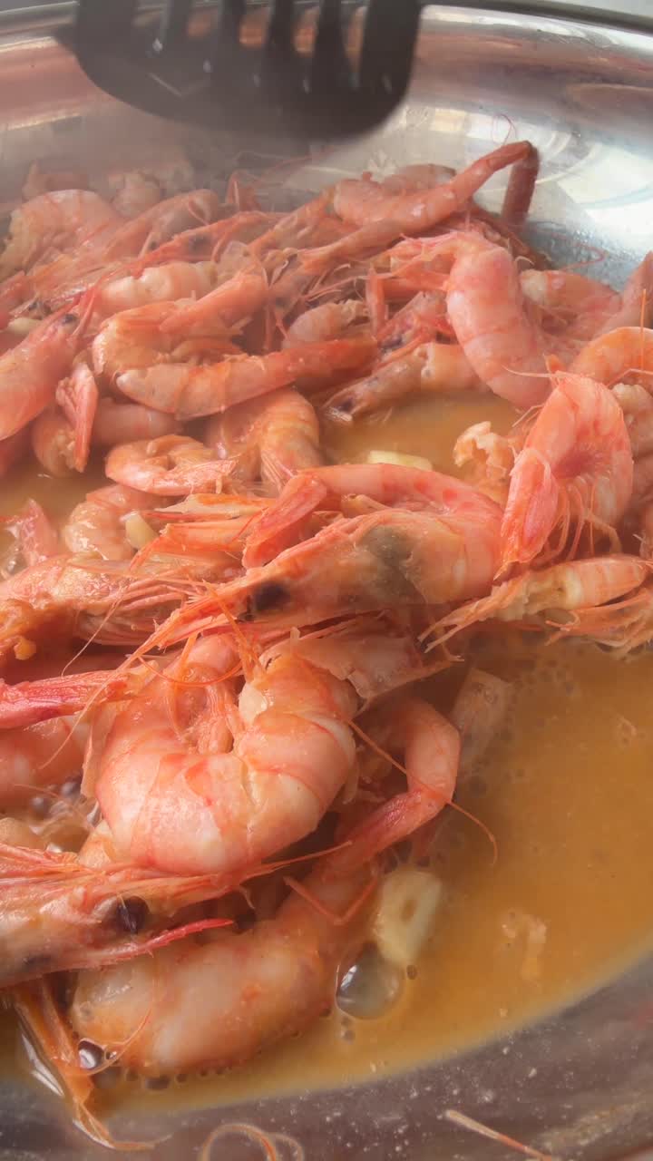 Udang Segar dan Bawang Putih Dimasak Perlahan di Wajan.