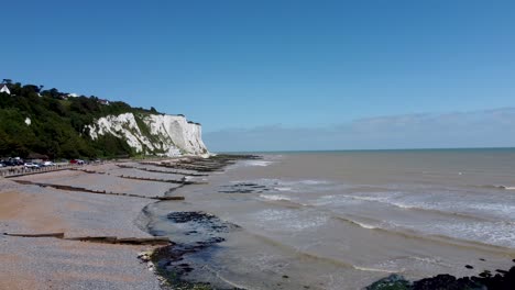 4-Drohnenansicht-Von-Weißen-Klippen-Und-Dem-Strand-Mit-Kleinen-Wellen