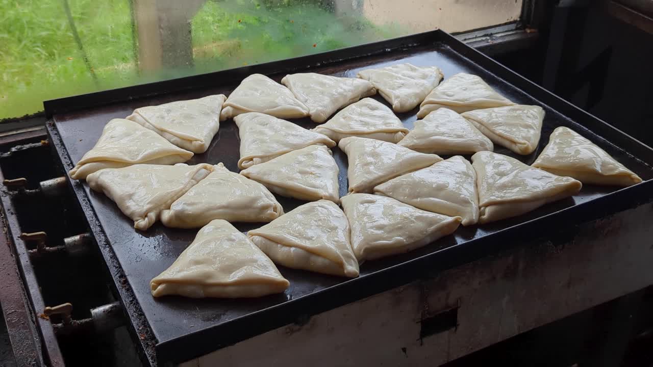 Roti vegetale dello Sri Lanka appena preparato, in cottura su piastra calda in Sri Lanka.