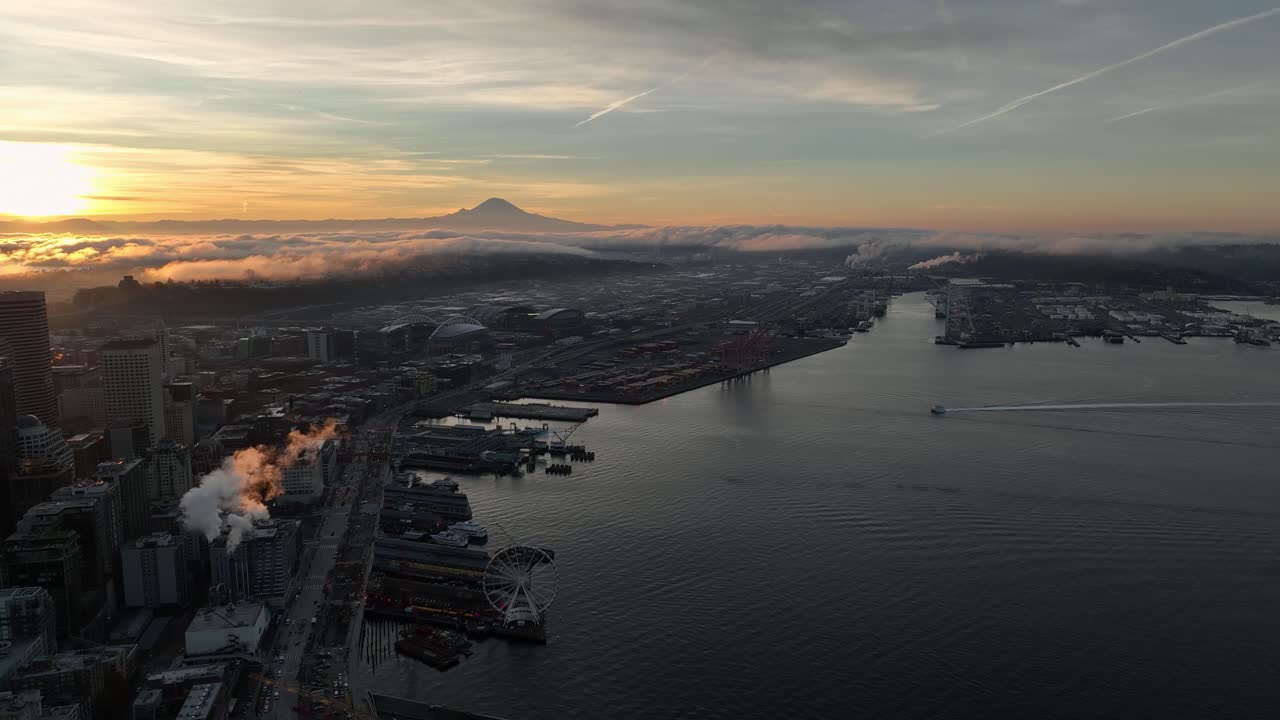 воздушный вид на залив эллиот и набережную сиэтла с горой рейньер на восхождении солнца