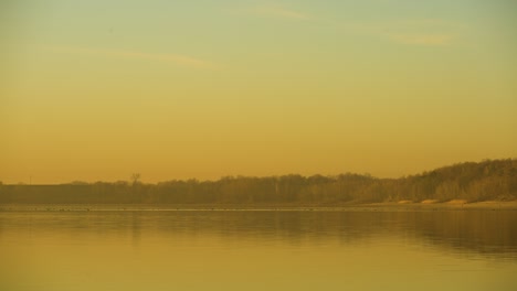 Ruhige-Und-Friedliche-Aussicht-Auf-Einen-See-Während-Eines-Gelben-Sonnenuntergangs
