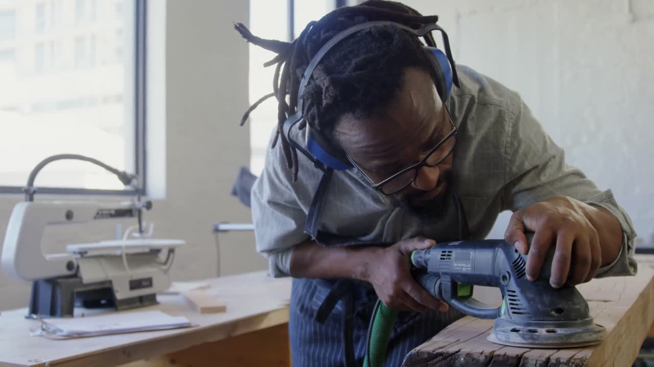 Carpenter leveling wood with polishing machine 4k