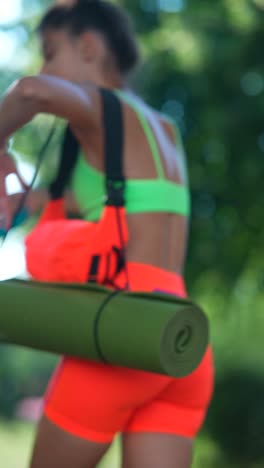 mujer practicando yoga o haciendo ejercicio al aire libre