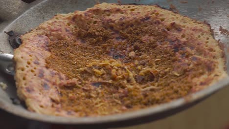 espolvoreado de especias y chalotes fritos en kerak telor