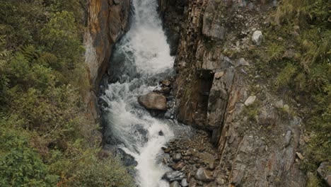 agua que fluye a través del río desde cascadas en baños de agua santa, ecuador