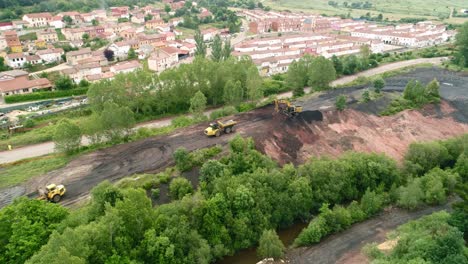 Excavadora-Cargando-Un-Camión-Pesado-En-Un-Vertedero-De-Carbón