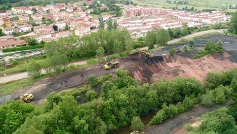 excavadora cargando un camión pesado en un vertedero de carbón