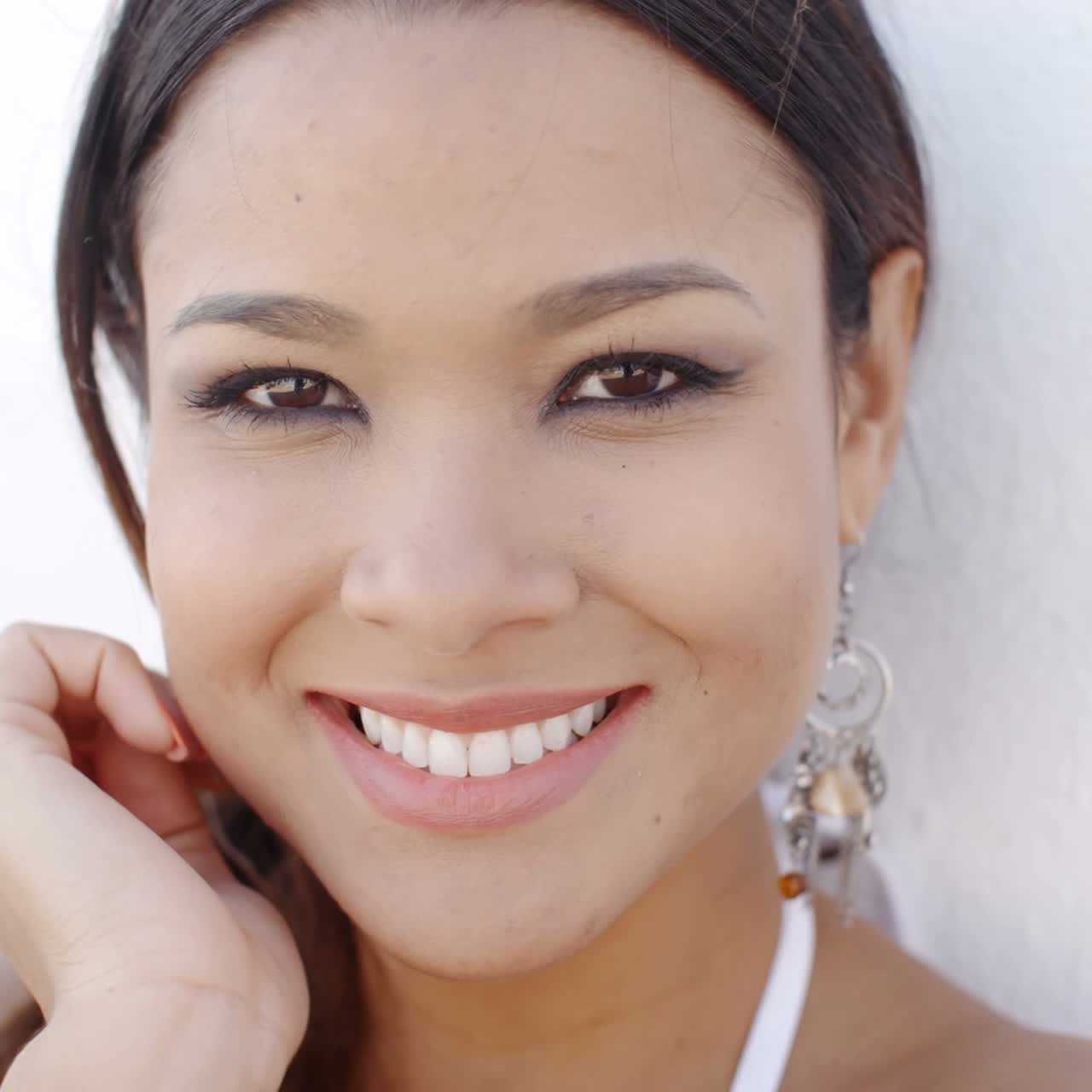 atractiva mujer elegante con una sonrisa amable