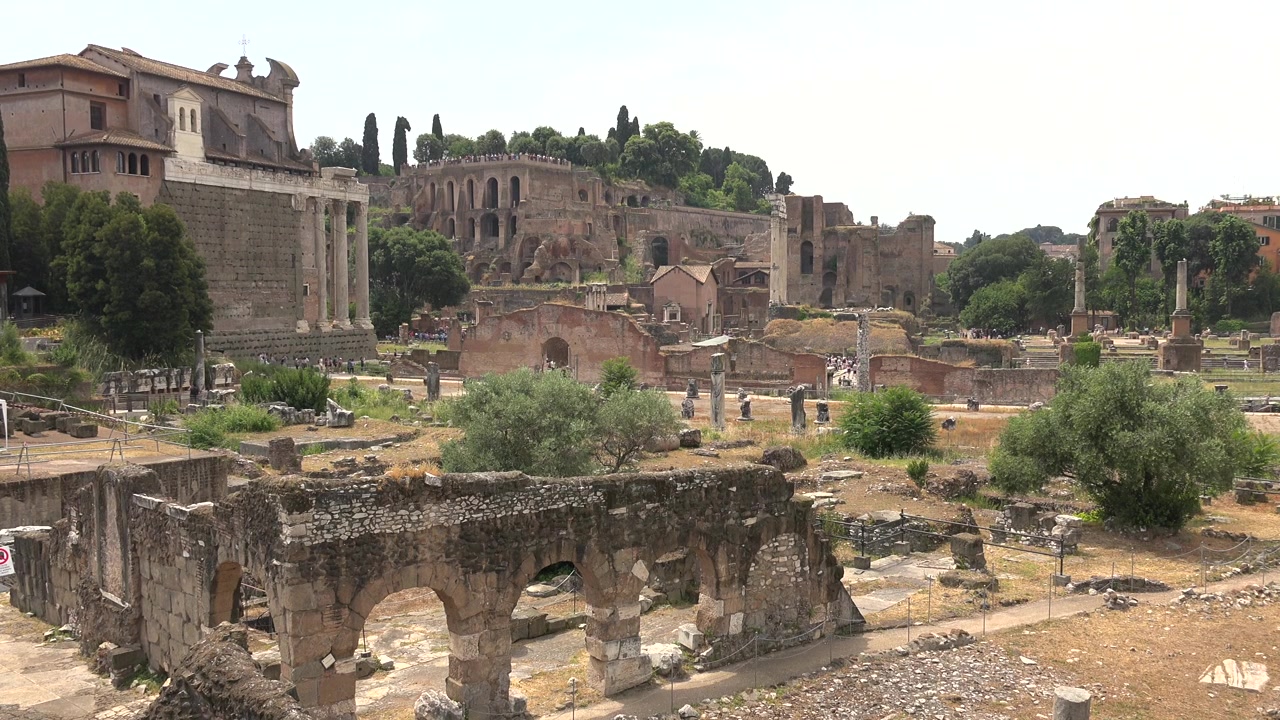Panoramisch uitzicht op de ruïnes van het Forum Romanum in Rome