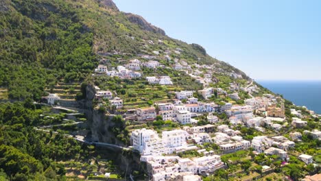 Increíble-Vista-Aérea-De-La-Costa-De-Amalfi-En-Temporada-De-Verano-Desde-Un-Dron