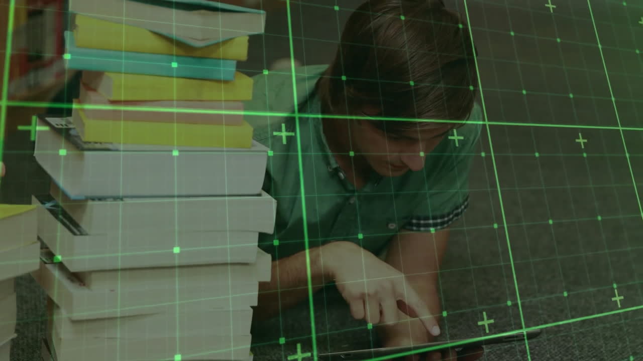 animación de la cuadrícula sobre el hombre caucásico usando teléfono inteligente en la biblioteca