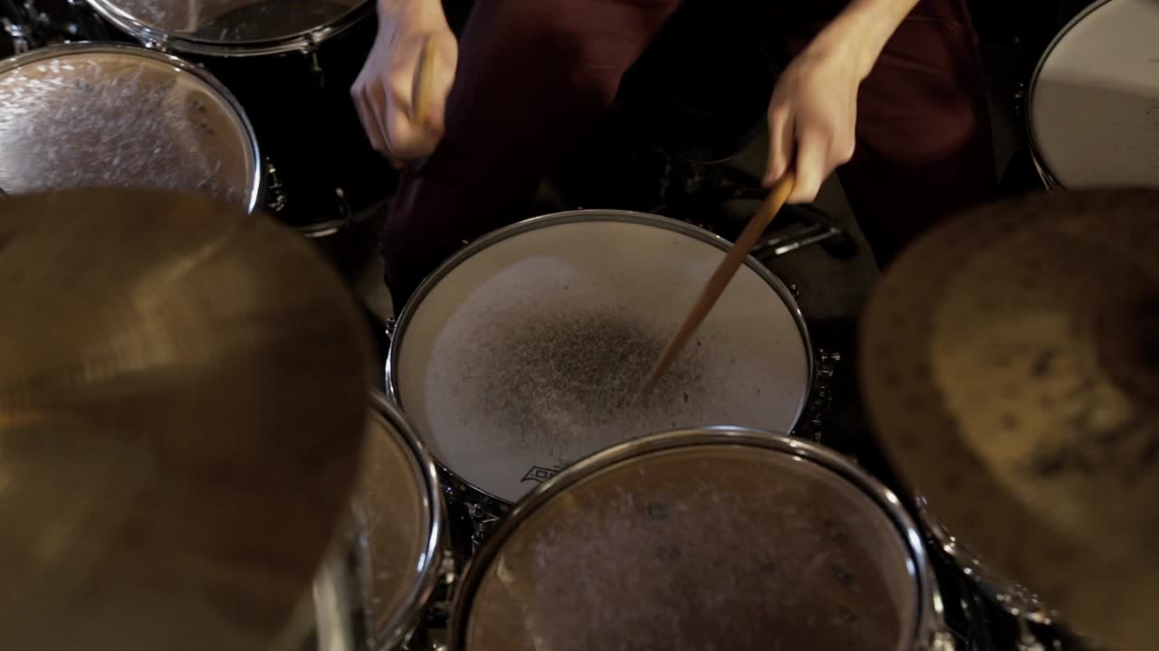 un baterista toca algunos rellenos