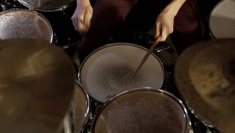 un baterista toca algunos rellenos
