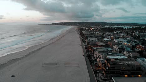 deslizándose sobre la playa de la misión y descendiendo a la hermosa san diego