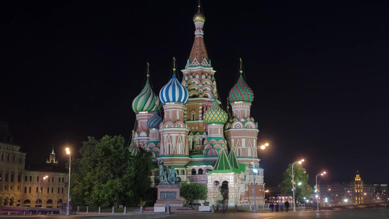 Cathédrale Saint-Basile et monument à Minine et Pojarski de nuit depuis la Place Rouge en timelapse hyperlapse à Moscou, Russie.