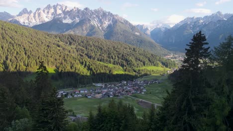 la ciudad alpina italiana de toblach se ve en medio de bosques de pinos y montañas