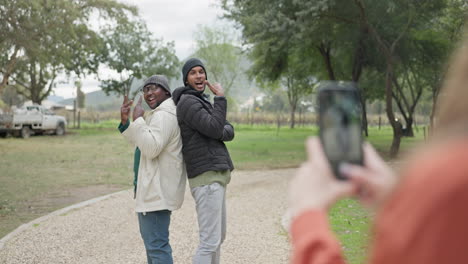 memoria, amigos y una persona con fotos