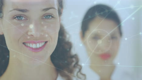 un teléfono animado y una mujer de negocios muestran la tecnología de redes digitales globales.