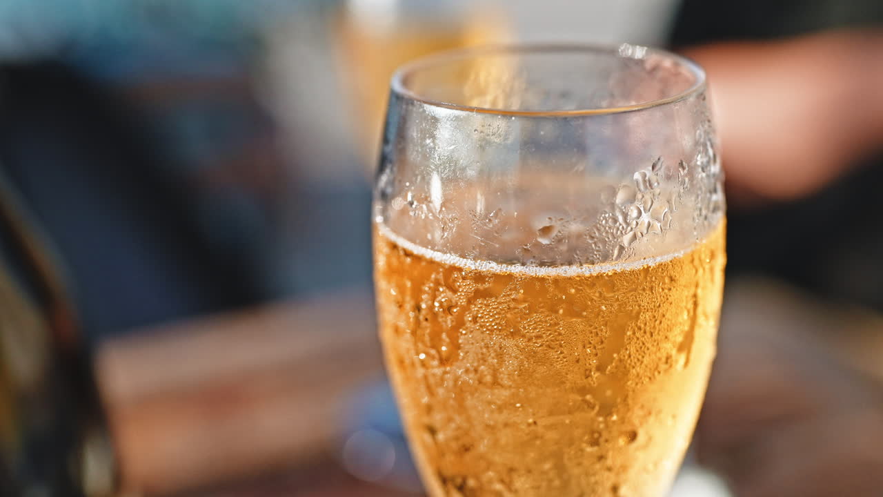 champán frío en un vaso