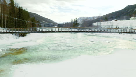 Gefrorener-Fluss-Und-Majestätische-Berglandschaft-In-Norwegen---Luftaufnahme