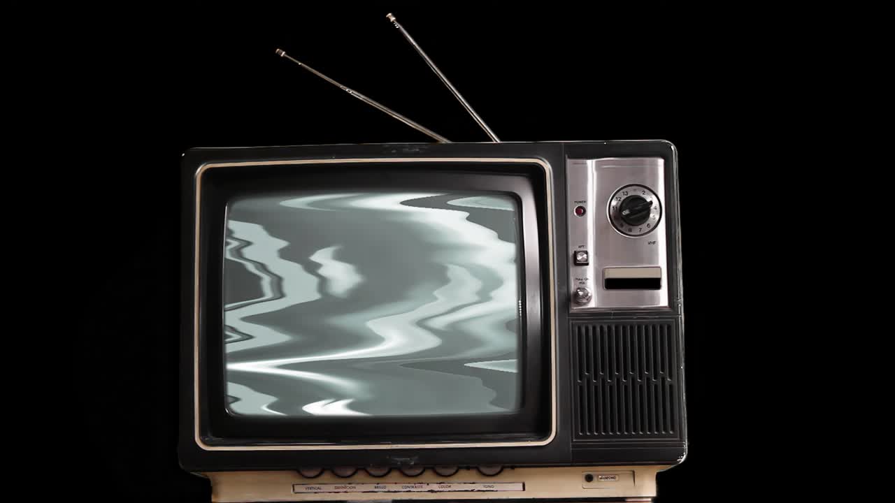 Vecchio televisore con schermo verde su sfondo nero. Risoluzione 4K.