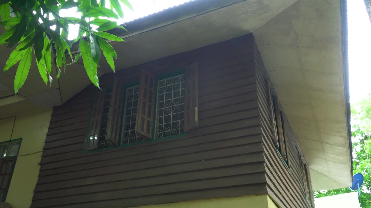 ventana de una casa embrujada