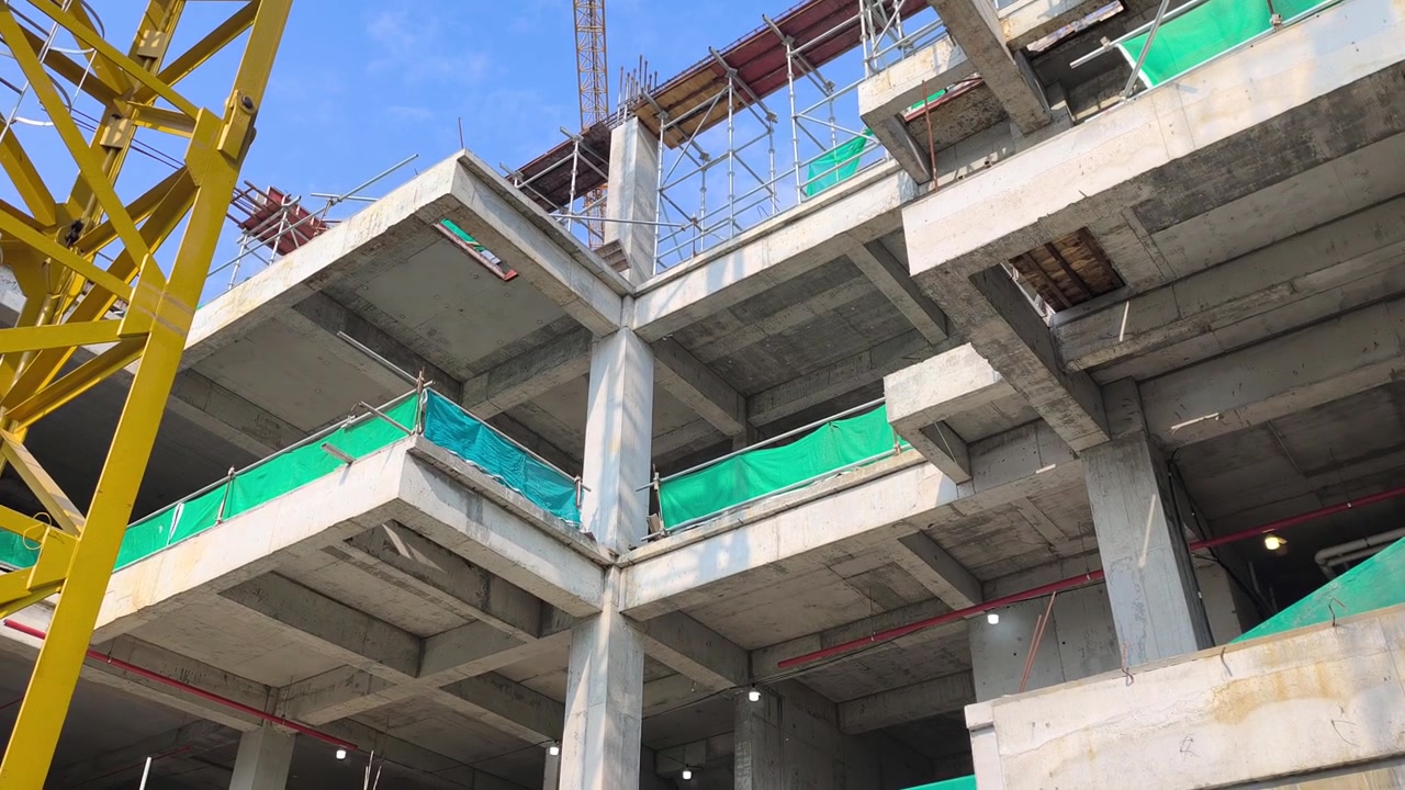 Toma en ángulo bajo de una viga en voladizo de hormigón armado que soporta una losa de piso. Vista estructural dentro de una obra de construcción moderna activa
