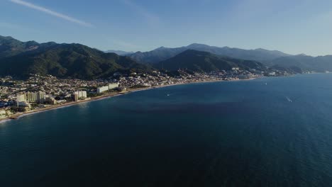 vista aérea de la costa de puerto vallarta, tarde soleada en méxico - seguimiento, disparo de drones