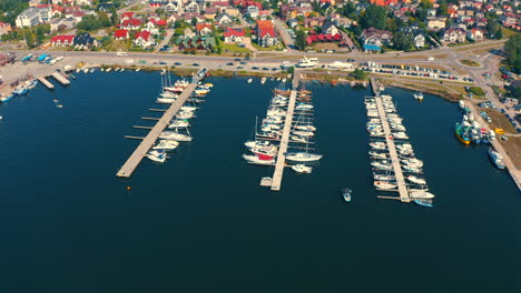 Vista-Panorámica-Del-Puerto-Deportivo-De-Jastarnia-Con-Yates-Y-Barcos-Amarrados-Y-La-Ciudad-Al-Fondo