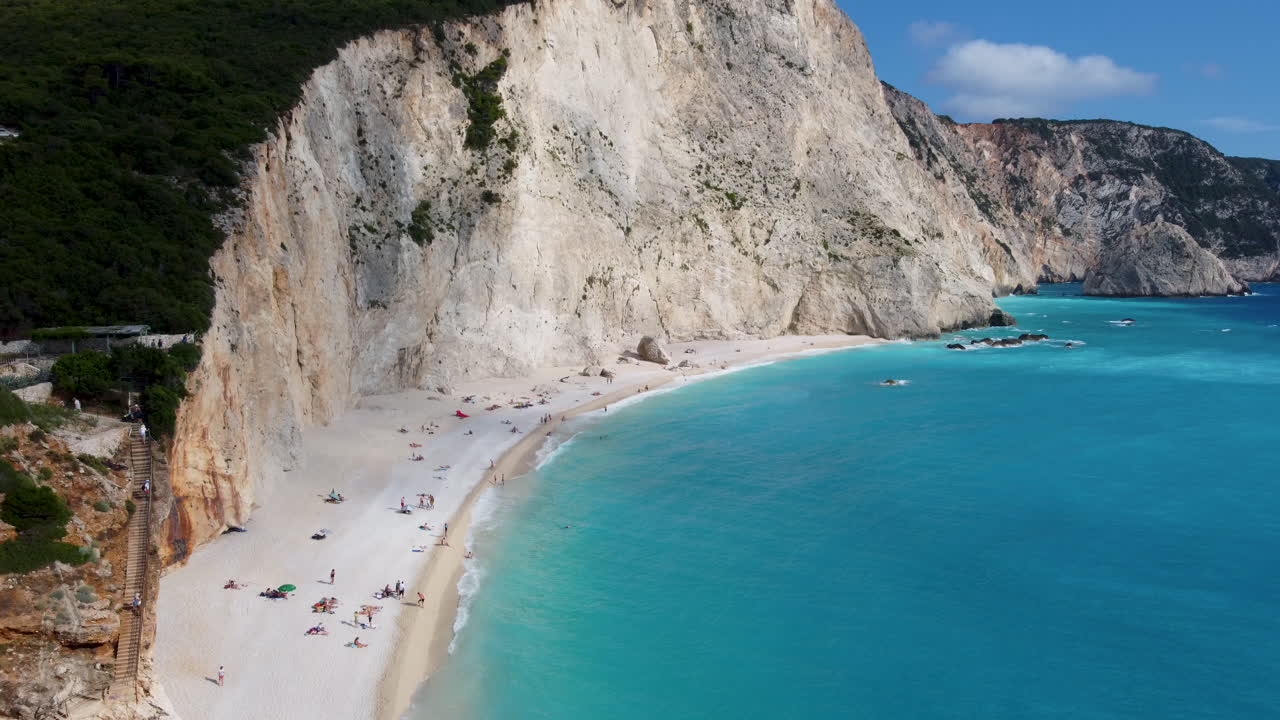 그리스 레프카다 (lefkada) 에 있는 포르토 카치키 (porto katsiki) 의 절벽과 해변.