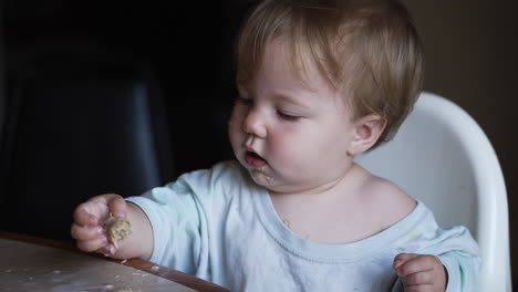 Linda-Niña-Con-Ojos-Azules-Desayunando-En-Trona