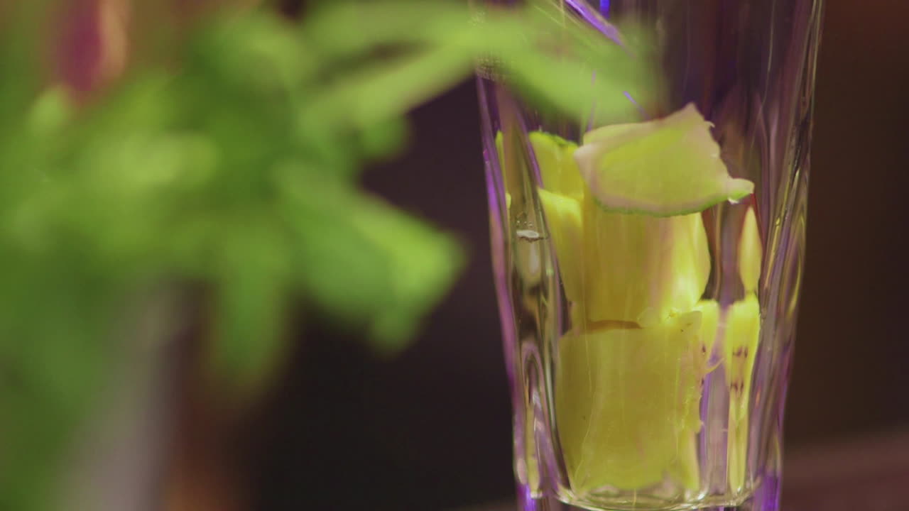 el camarero pone lima en la bebida y la exprime.