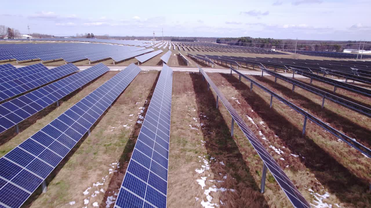 аэрофотосъемка вперед вдоль рядов панелей на огромной американской солнечной электростанции