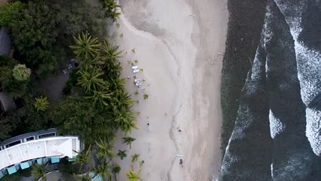 Vogelperspektive-Drohnenaufnahme-Eines-Schicken-Resorthotels-Am-Hauptstrand-Von-Sayulita-In-Mexiko-Von-Oben-Nach-Unten