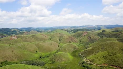 Luftaufnahme-über-Die-Kargen-Hügel-Des-Atlantischen-Regenwaldes-In-Brasilien