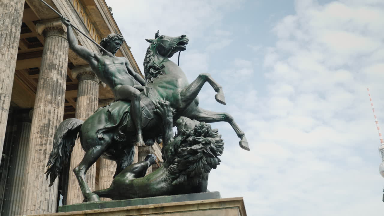 escultura de un jinete con lanza y león derrotado 02
