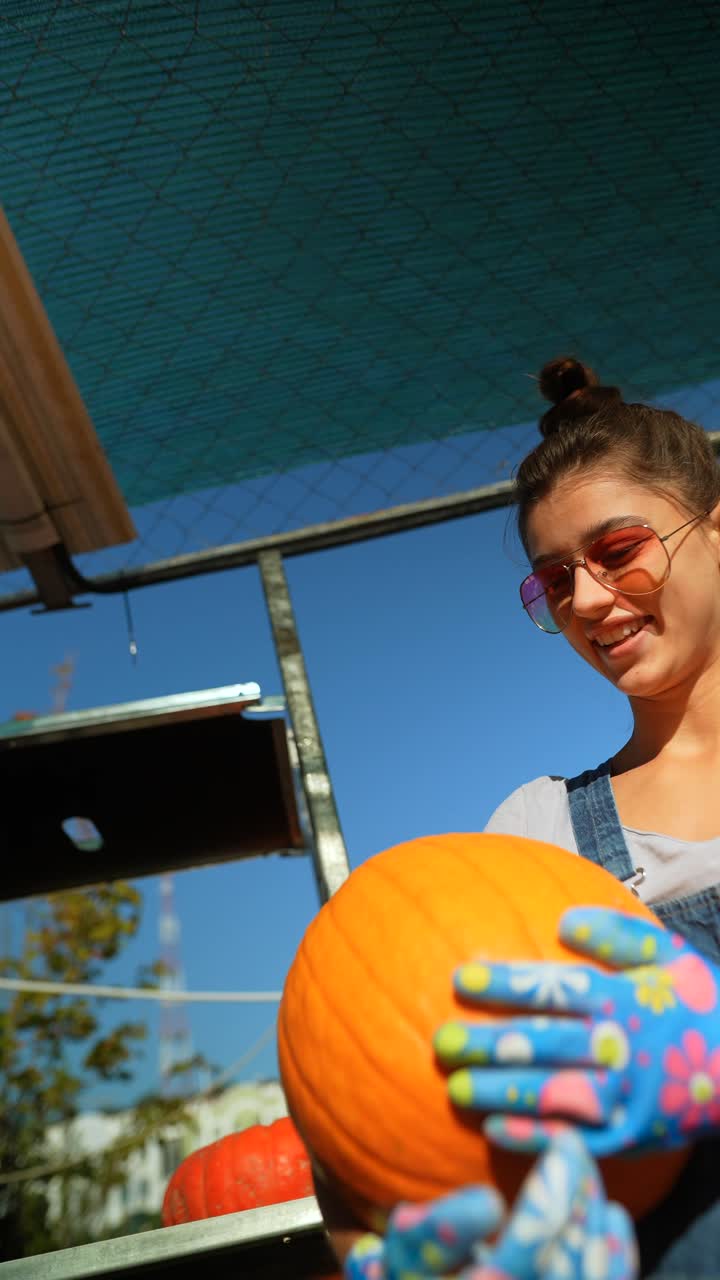 mujer con una calabaza