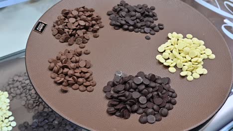 los tipos de chispas de chocolate se muestran durante la exposición gulfood en los emiratos árabes unidos