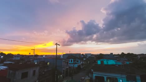 Cielos-Que-Se-Vuelven-De-Color-Naranja-Brillante-En-El-Horizonte-Durante-La-Puesta-De-Sol-En-La-Pacífica-Ciudad-De-Dasmariñas,-Cavite,-Filipinas---Lapso-De-Tiempo