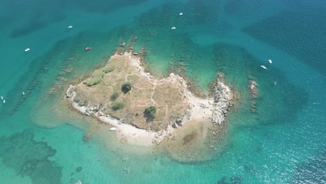 在克羅埃西亞的一座小島<unk>上, 有幾艘小船享受地中海藍色海面.