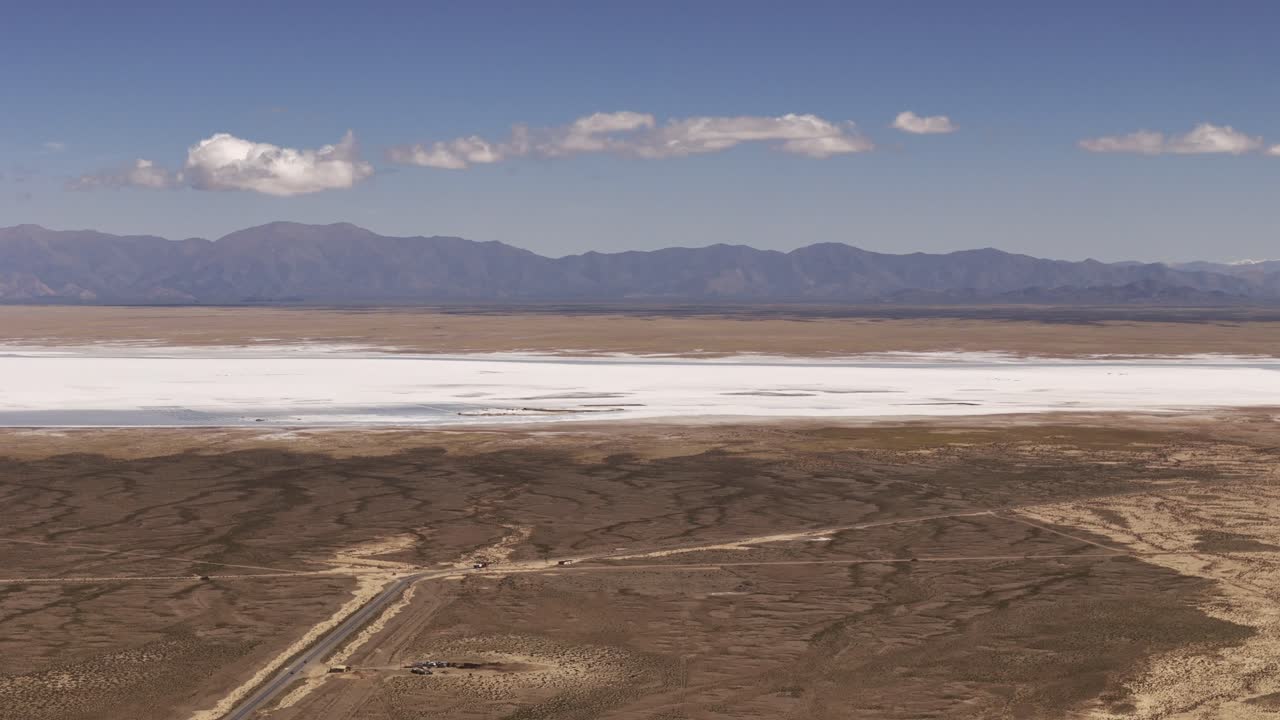 orbita de seguimiento aéreo de drones sobre las salinas grandes de las provincias de jujuy y salta, argentina