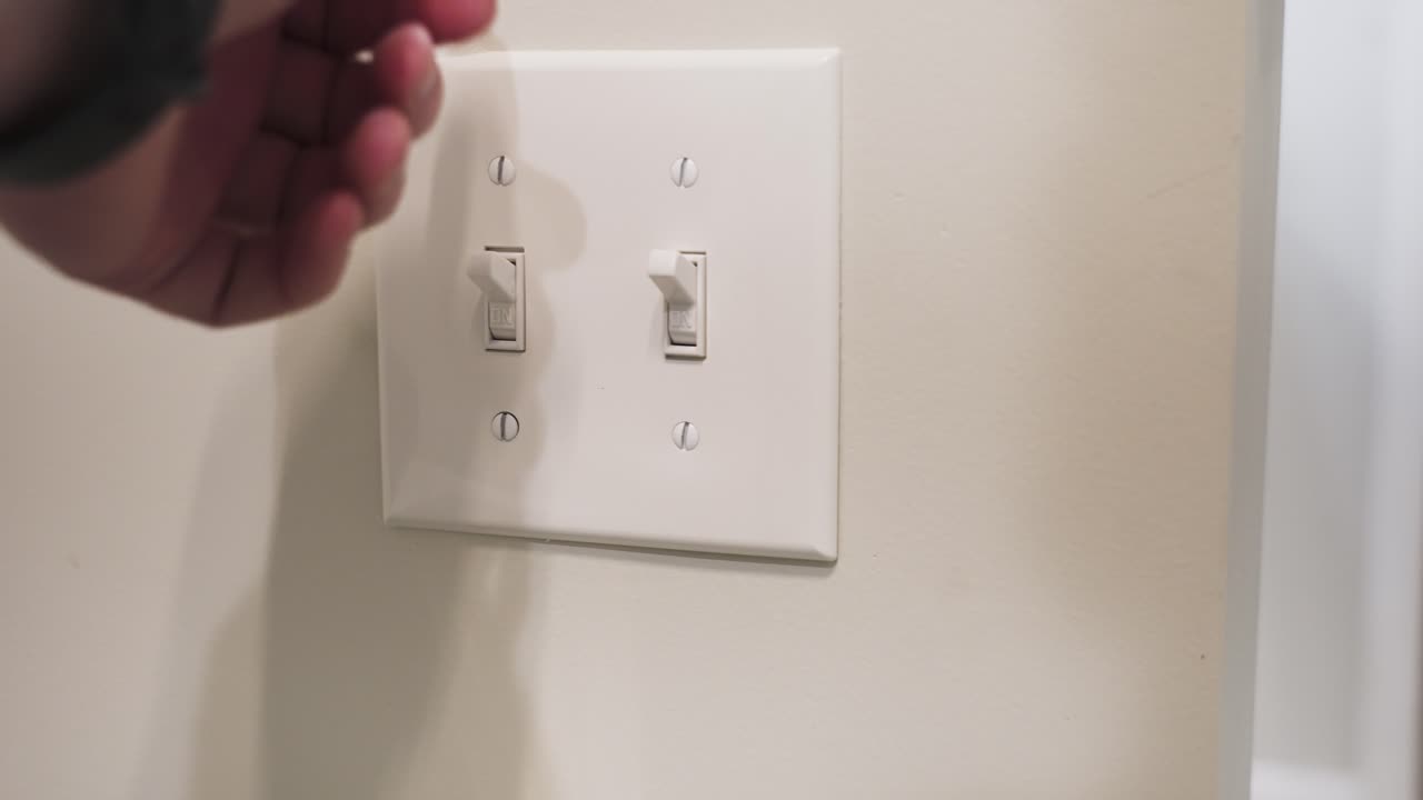 encendiendo un interruptor de luz en un baño recién construido