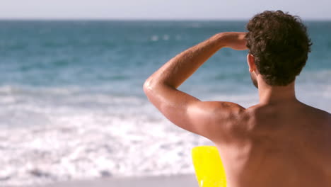 un hombre está mirando el mar
