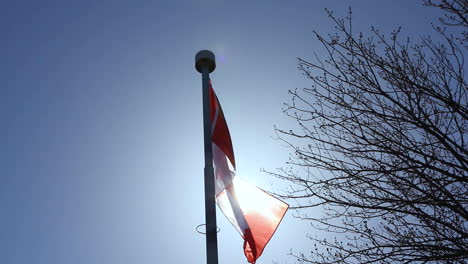 Kanadische-Flagge-Weht-Im-Wind-Gegen-Die-Sonne