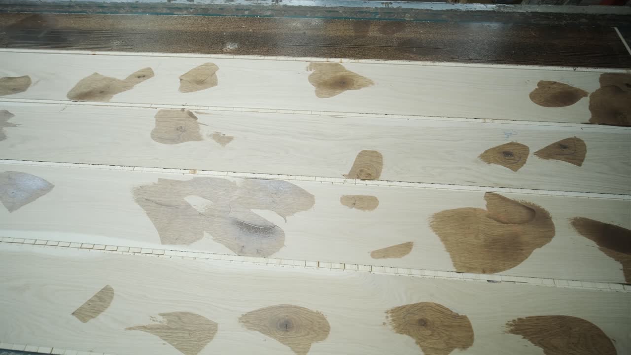 Tablones de madera clara con manchas marrones irregulares