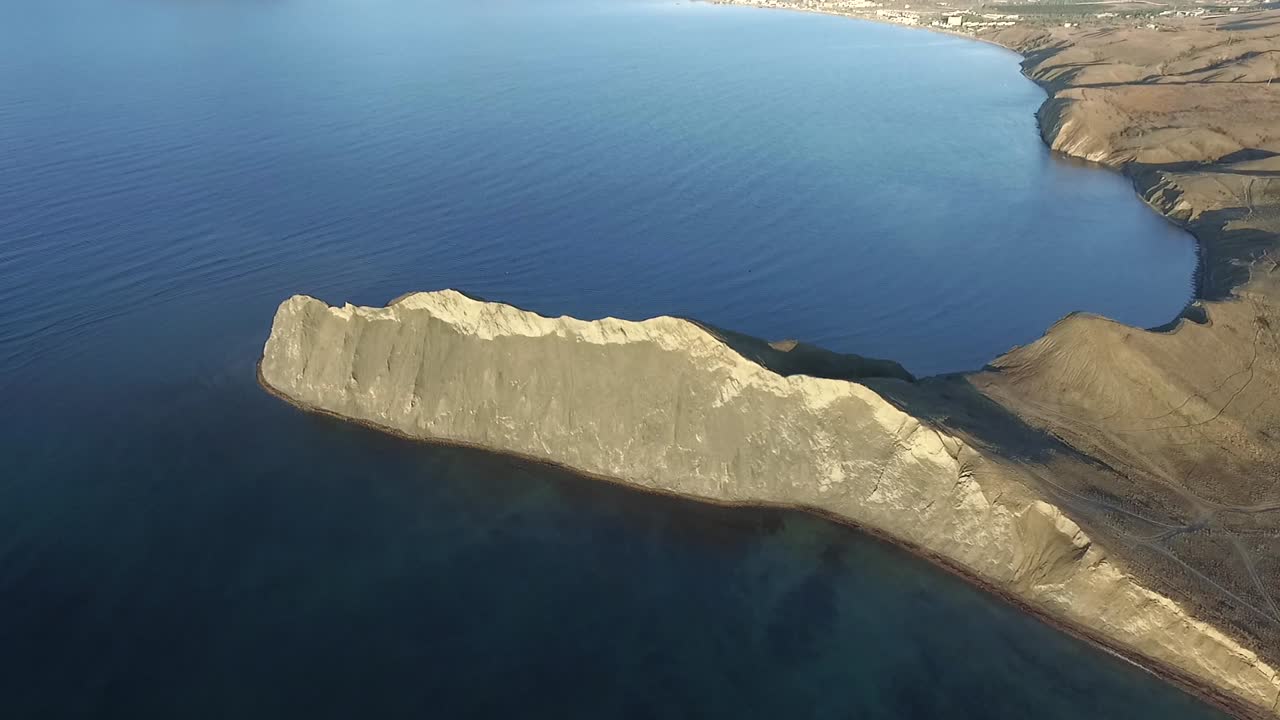 vista aérea de un dramático cabo de la costa