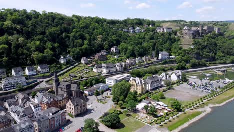 Toma-Aérea-De-Drones-Voladores,-Seguimiento,-Del-Valle-Del-Río-Rin-Y-Arquitectura-Antigua,-Incluidos-Castillos-Medievales,-Edificios-Antiguos-Y-Colinas-Alpinas-Boscosas-Naturales