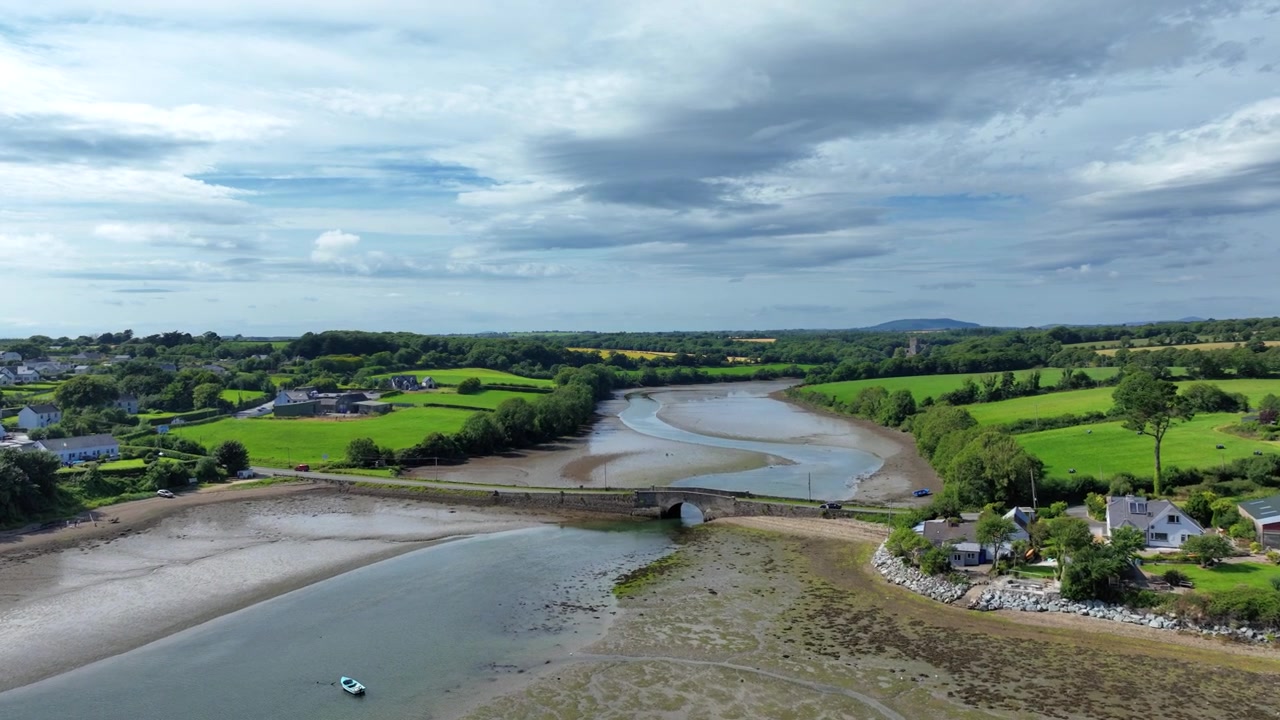 Luoghi epici di Wexford, Irlanda: paesaggio con drone della baia di Bannow volando verso il ponte a Saltmills, bellissima costa irlandese